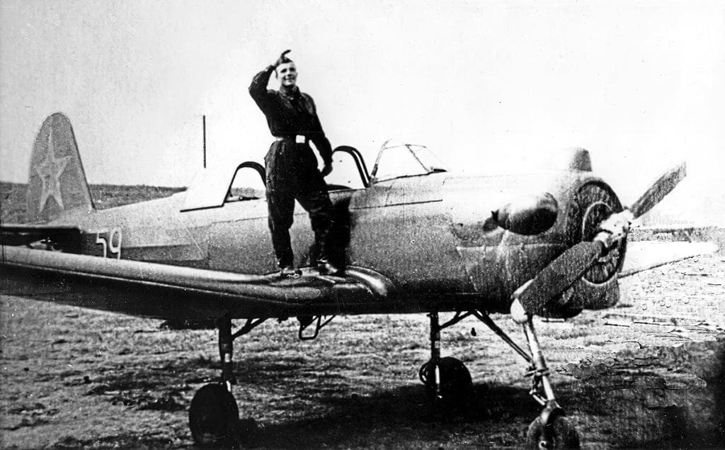 Курсант Саратовского аэроклуба Юрий Гагарин после первого самостоятельного полета. 1955 год..jpg