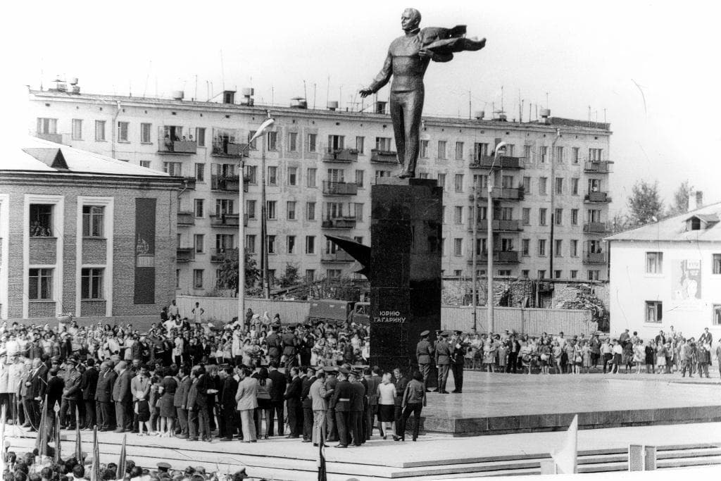Открытие памятника Ю. А. Гагарину на центральной площади города Гагарина. 1974 год..jpg