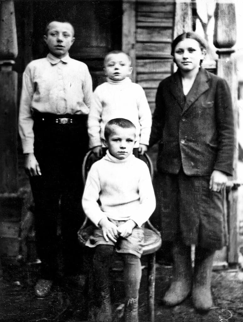 Дети семьи Гагариных Валентин, Борис, Зоя, Юра (сидит на стуле). 1938 год..jpg